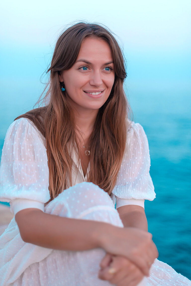 Photo de branding : entrepreneure confiante et sereine, avec la mer en arrière-plan.