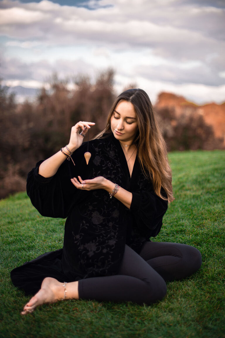 Photographe bien-être et spiritualité à Nice: Pratique du pendule, exploration de la guidance spirituelle.