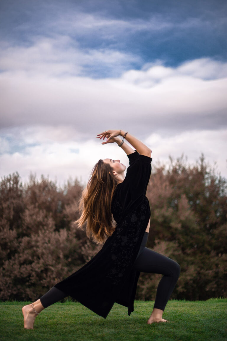 Posture de yoga en pleine nature, harmonie entre le corps et l’esprit.