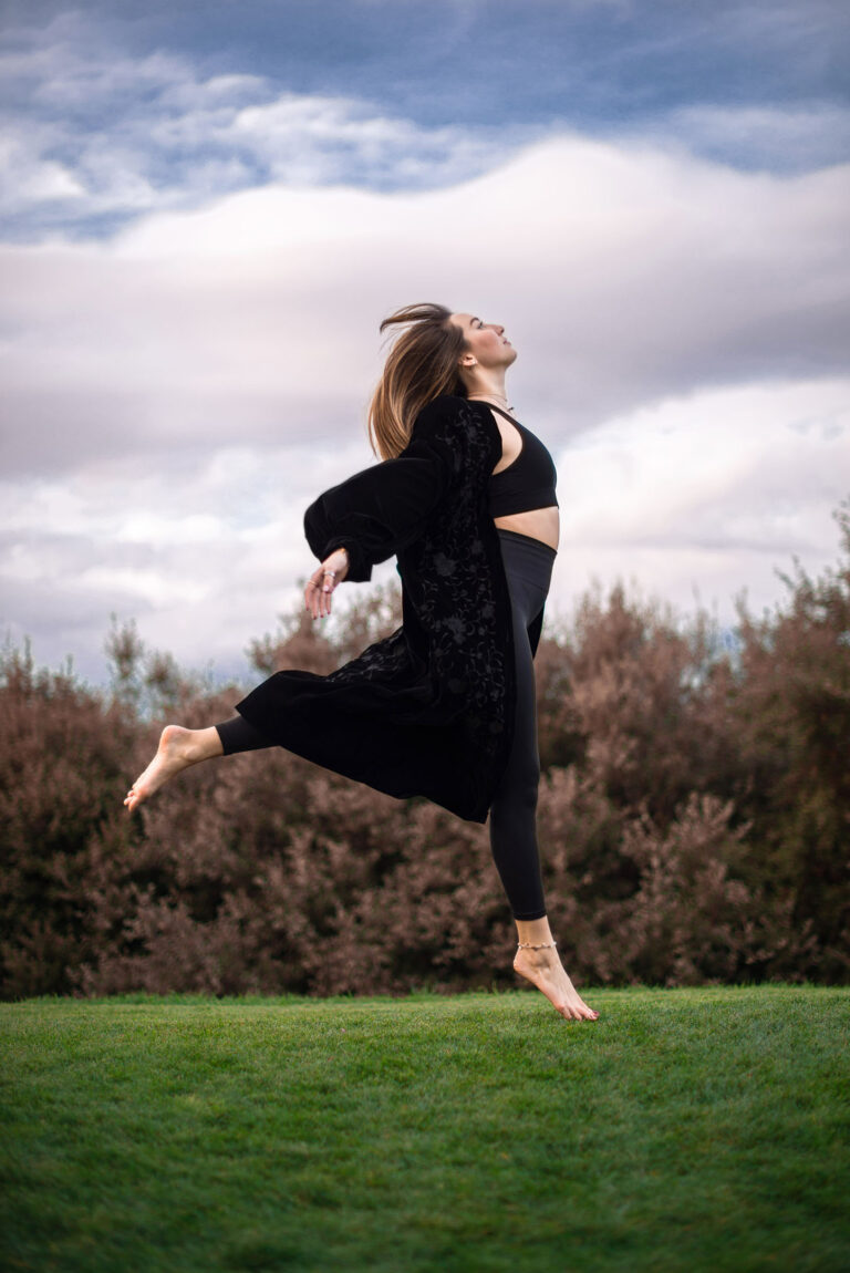 Photographe bien-être et spiritualité à Nice & Côte d’Azur: Expression libre à travers le mouvement : entre danse et yoga en pleine nature.