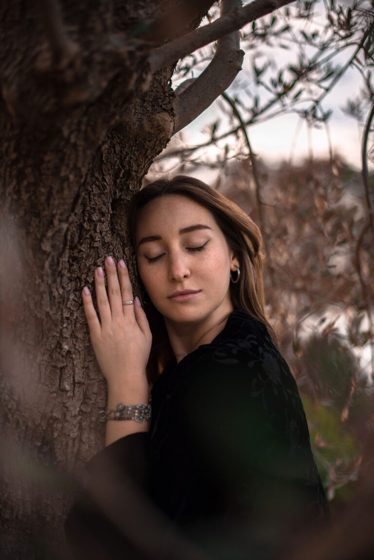 Photographe bien-être et spiritualité à Nice: Moment de recueil et de méditation en plein air, connexion avec soi-même.