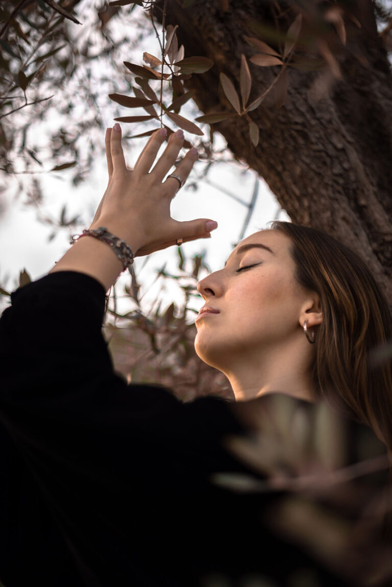 Le signe du Namaste, un geste de gratitude et de connexion spirituelle.