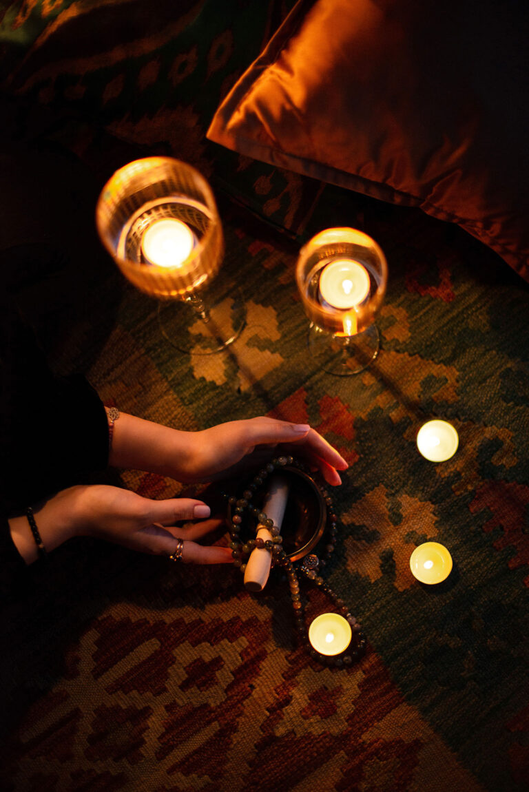 Bougies et bol chantant : détails d’un rituel de méditation et de purification.
