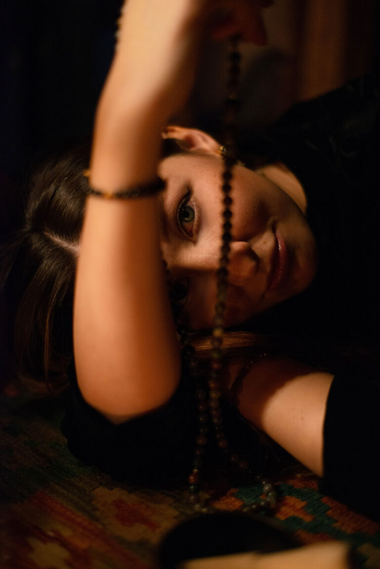 Photographe bien-être et spiritualité Côte d’Azur: Portrait spirituel dans une ambiance feutrée et mystérieuse.
