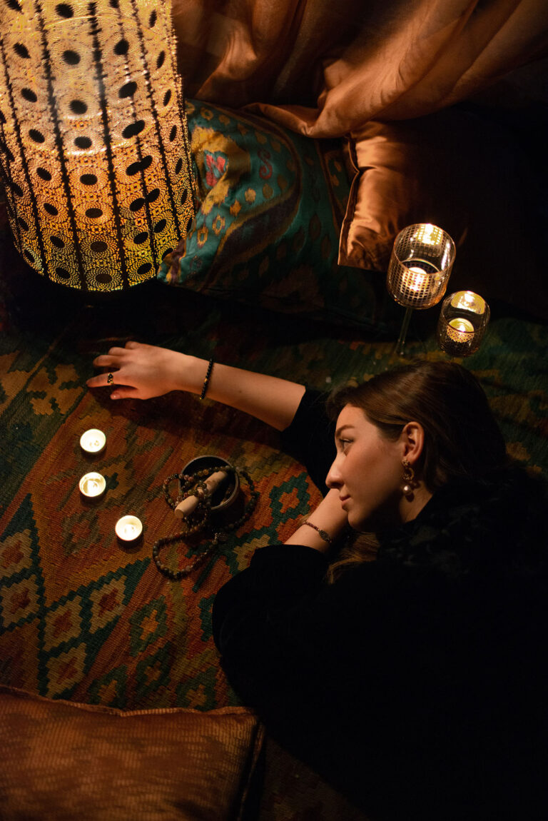Lumière tamisée et sérénité : immersion dans une pratique méditative.