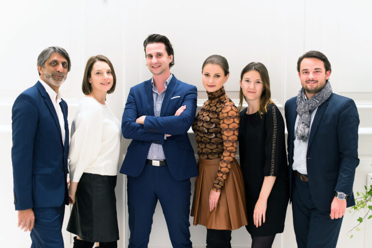 Photographe événementiel Côte d’Azur: Équipe d’entreprise réunie pour une photo de groupe après un séminaire.
