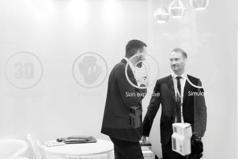 Photographe corporate conférence Côte d’Azur: Networking et échanges entre partenaires après la présentation d’un produit technologique.
