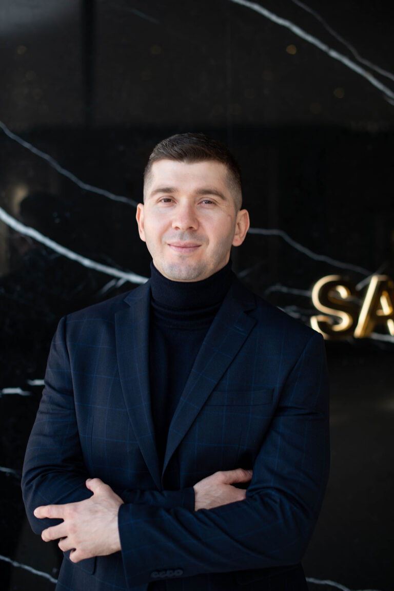 Portrait professionnel sur fond noir, capturant charisme, confiance et prestige..