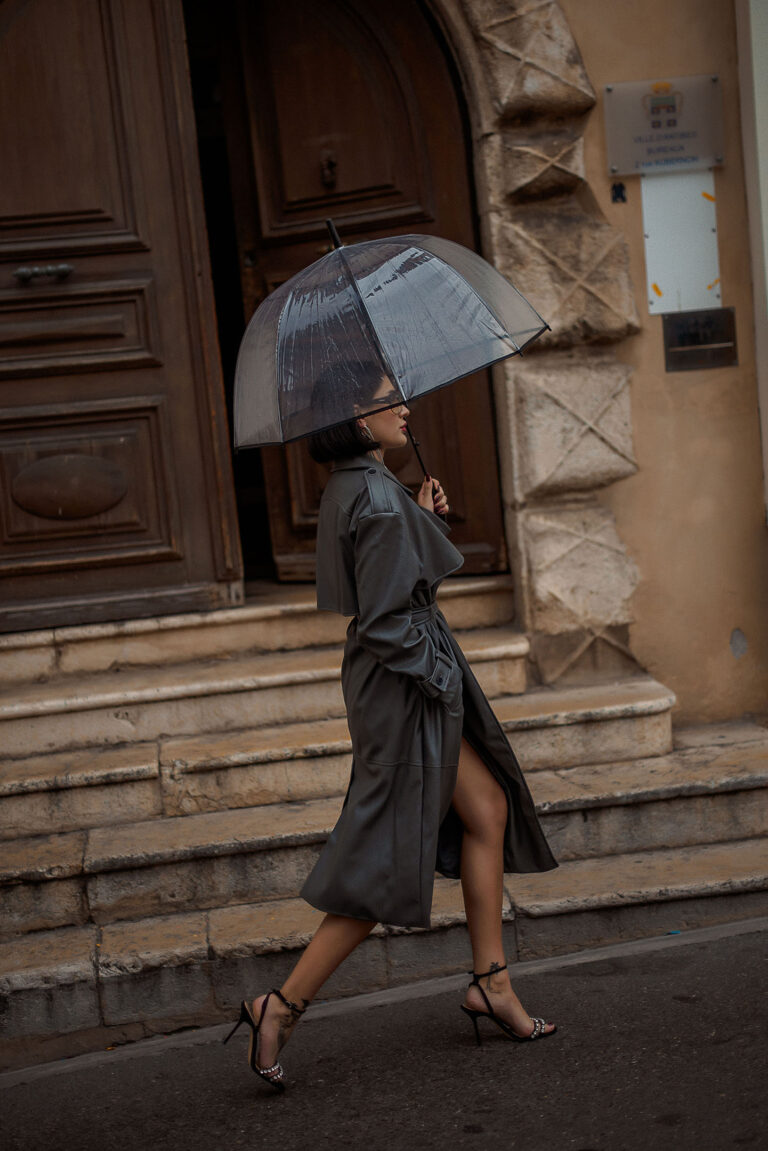 Look urbain à Antibes : manteau ciré et parapluie pour un portrait citadin stylé