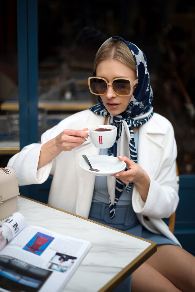 Portrait d’inspiration fashion à Nice : une femme qui prend un café en terrasse dans une ambiance minimaliste.