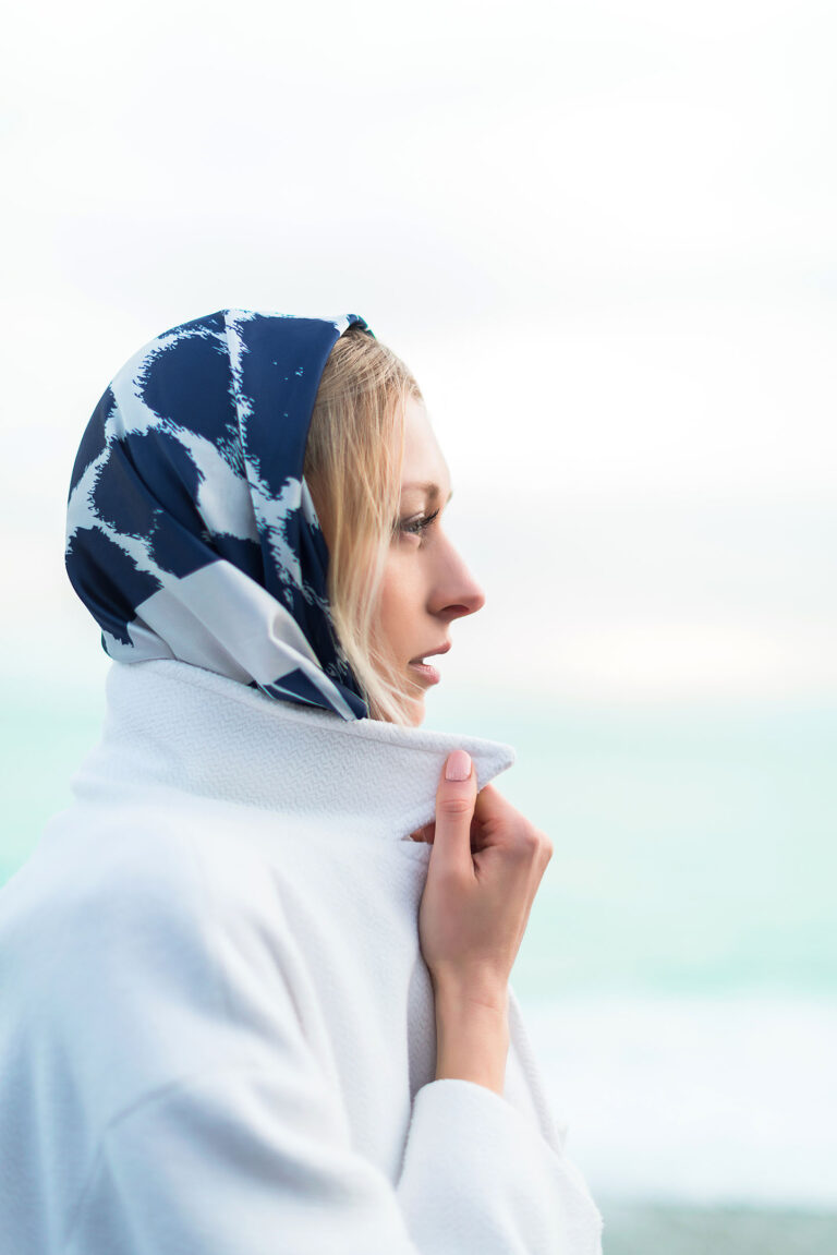 Portrait poétique sur la Promenade des Anglais : lumière naturelle et tons azurés.