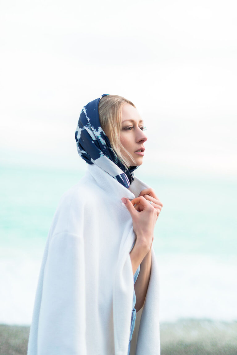 Séance photo à Nice : femme posant face à l’horizon, atmosphère épurée et minimaliste.