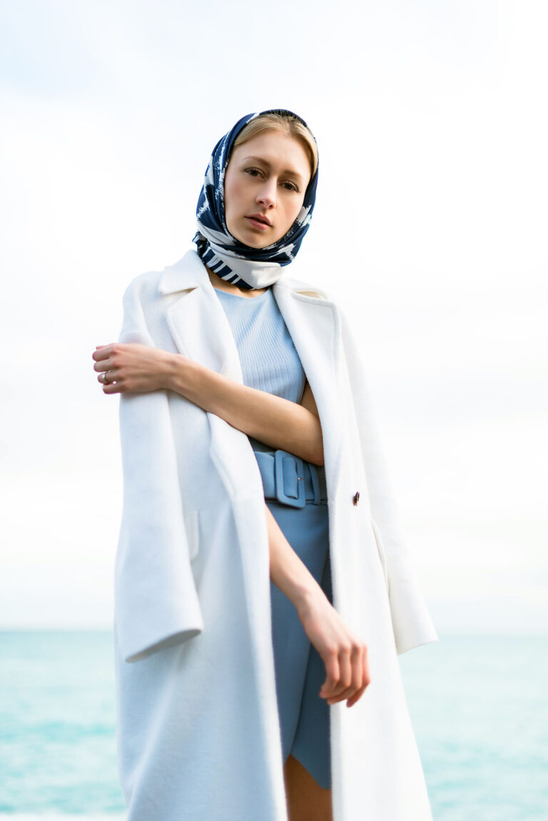 Photographie lifestyle sur la Promenade des Anglais : portrait féminin avec une touche romantique.
