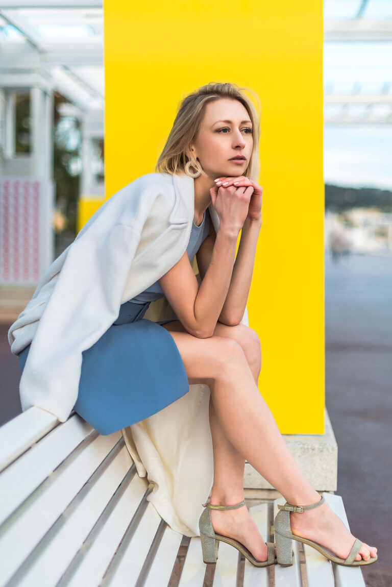 Photographe portrait créatif à Nice : jeu de couleurs entre le bleu et le jaune pour un contraste saisissant.