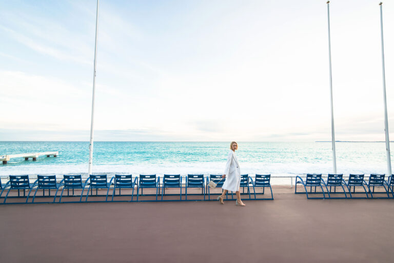Photographie de rue à Nice : perspective sur la Promenade des Anglais sous une lumière diffuse du début de printemps.