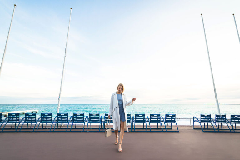 Séance photo artistique sur la Côte d’Azur : composition épurée et paysage emblématique niçois.
