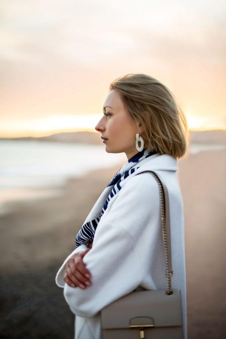 Séance photo coucher de soleil à Nice : portrait d’une femme illuminée par la douce lumière du soir.