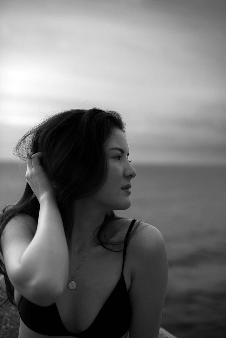 Regard perçant et force tranquille, un portrait en noir et blanc plein de caractère.