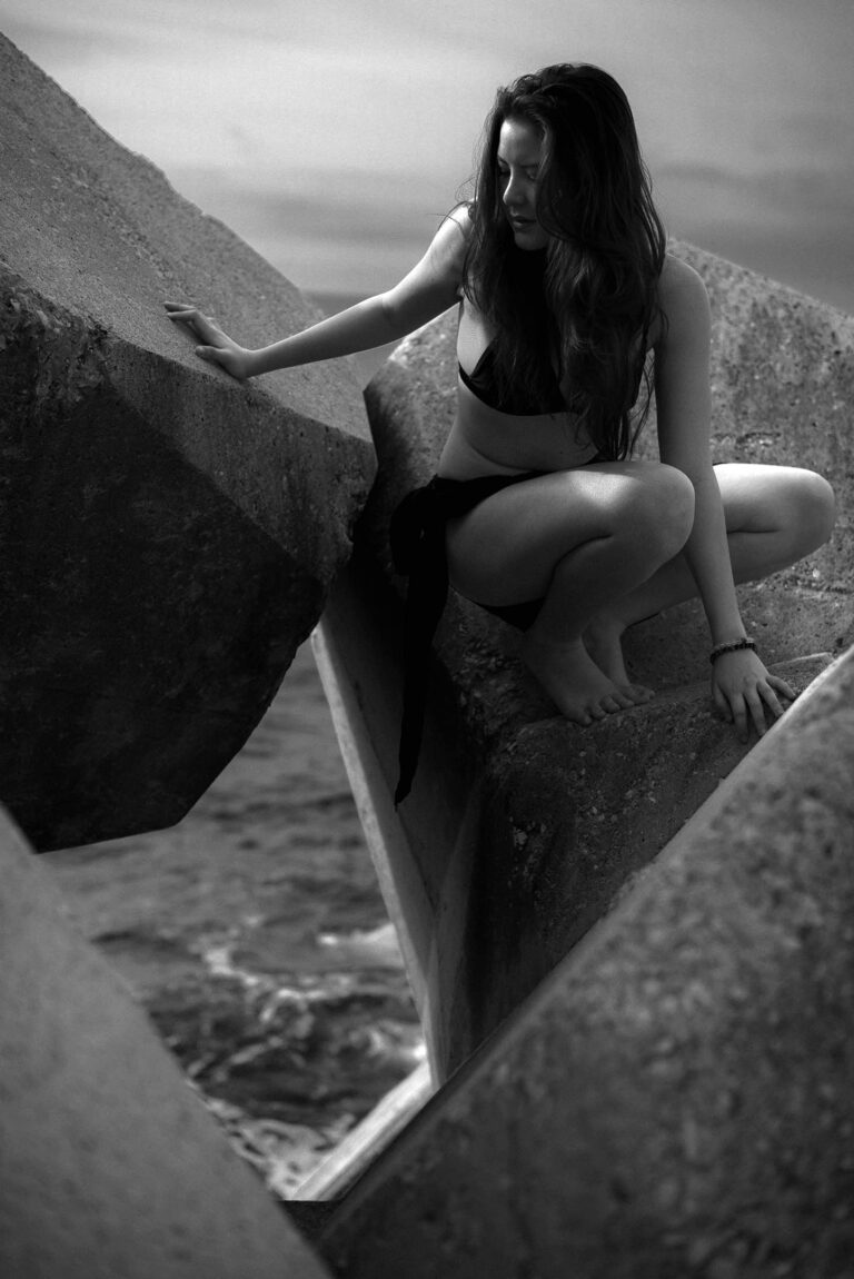Portrait en noir et blanc sur la Côte d’Azur, une présence puissante face à l’architecture.