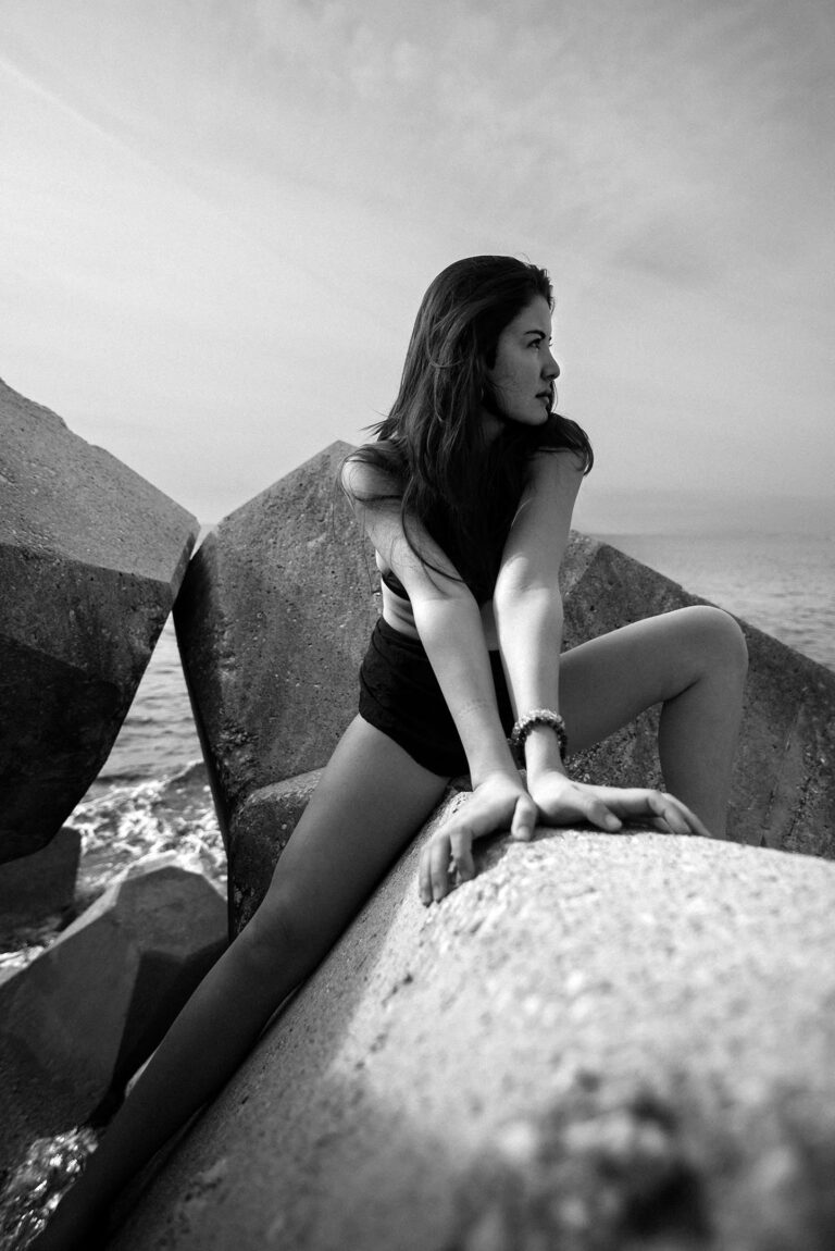 Photographe portrait créatif Côte d’Azur : jeu d’ombres et lumière en noir et blanc.