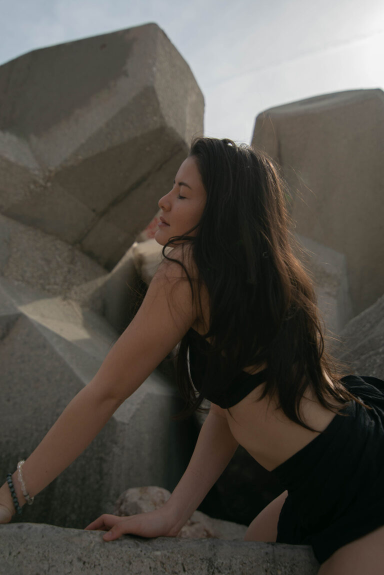 Teintes rétro et textures brutes : un portrait féminin dans un cadre minimaliste.
