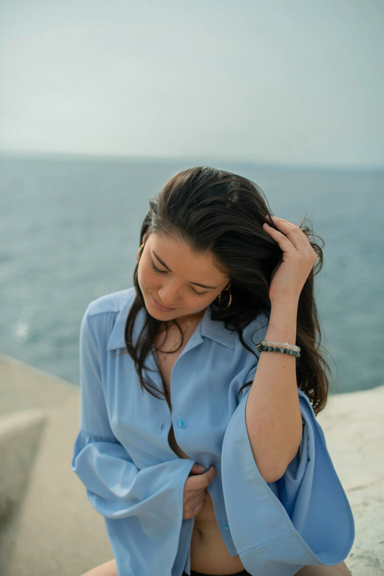 Portrait en lumière naturelle à Nice, un mélange subtil de force et de douceur.