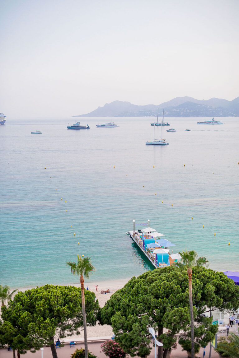 Vue imprenable sur la baie de Cannes depuis un rooftop exclusif.