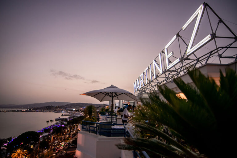 VPhotographe événementiel networking Monaco : ambiance élégante lors d’une soirée d’entreprise sur un rooftop.