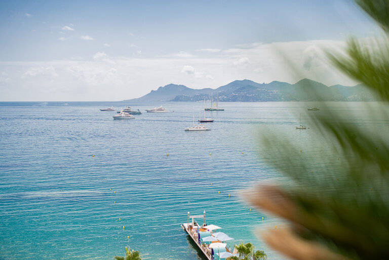 Vue imprenable sur la baie de Cannes depuis un rooftop exclusif.