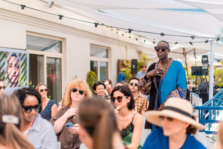 Un moment d’échange : un membre du public pose une question lors de la conférence.
