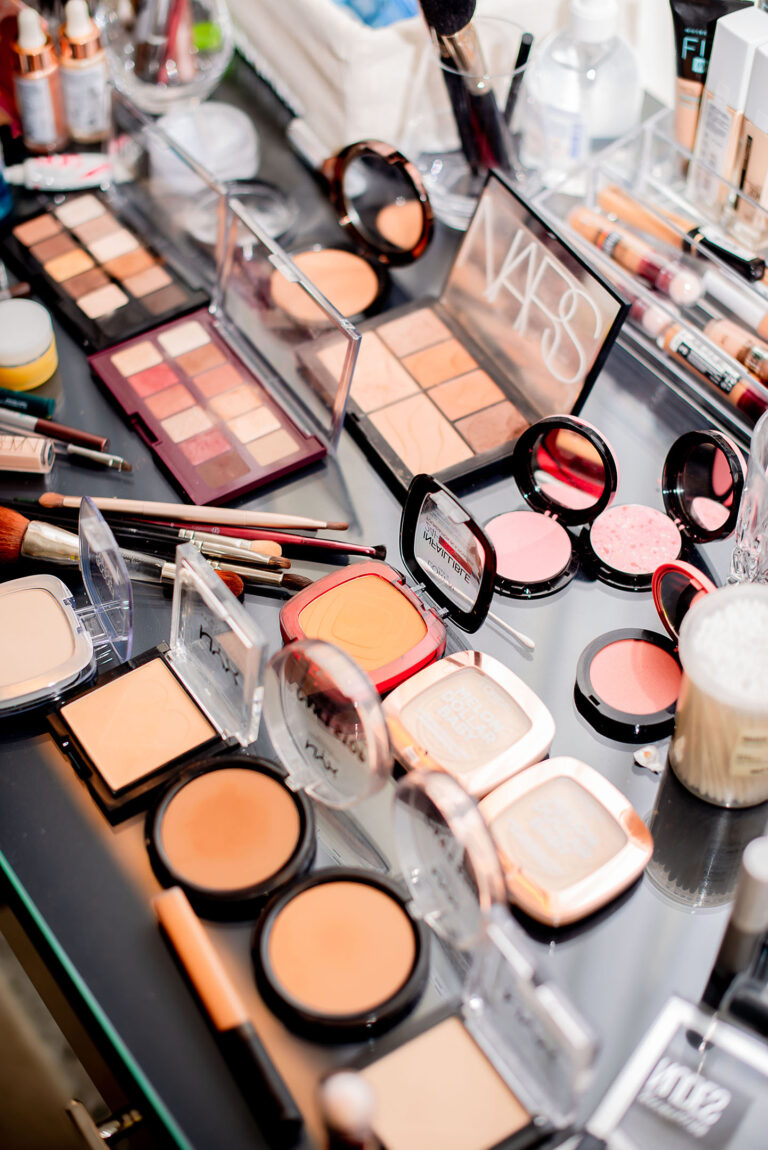 Les coulisses de la préparation : matériel de maquillage professionnel prêt pour sublimer les intervenantes.