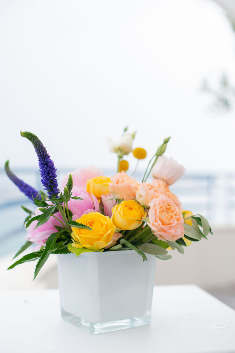 Détail floral raffiné, élément clé de la scénographie de l’événement.