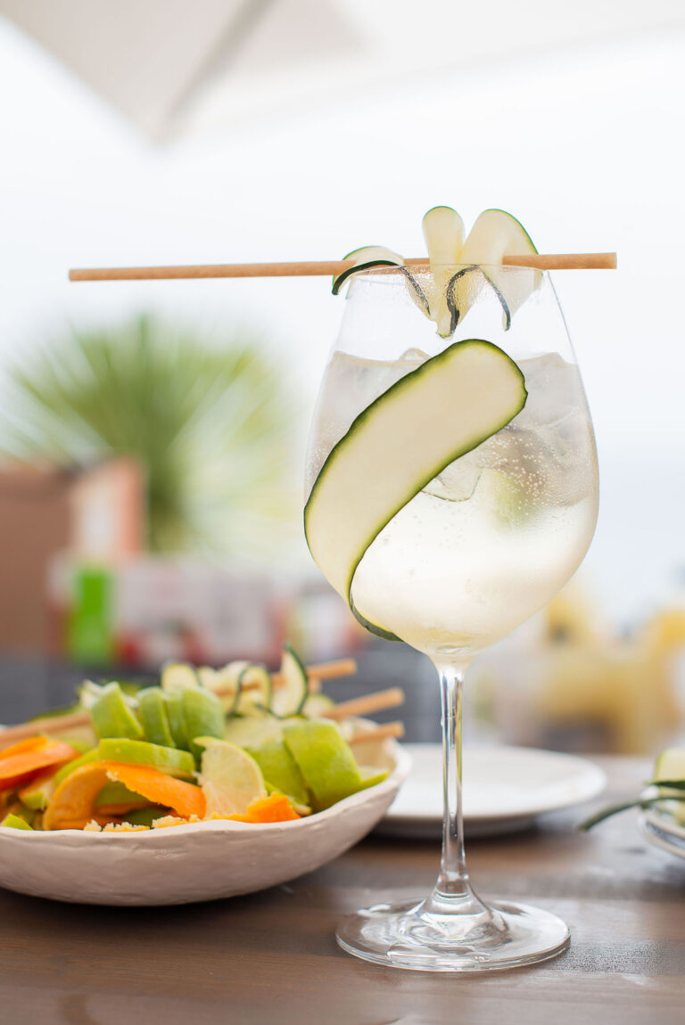 Un cocktail raffiné posé sur le bar, prêt à être dégusté.