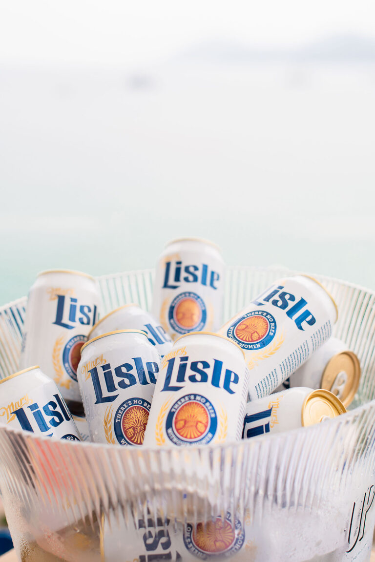 Rafraîchissement estival : bières glacées dans un seau de glace.