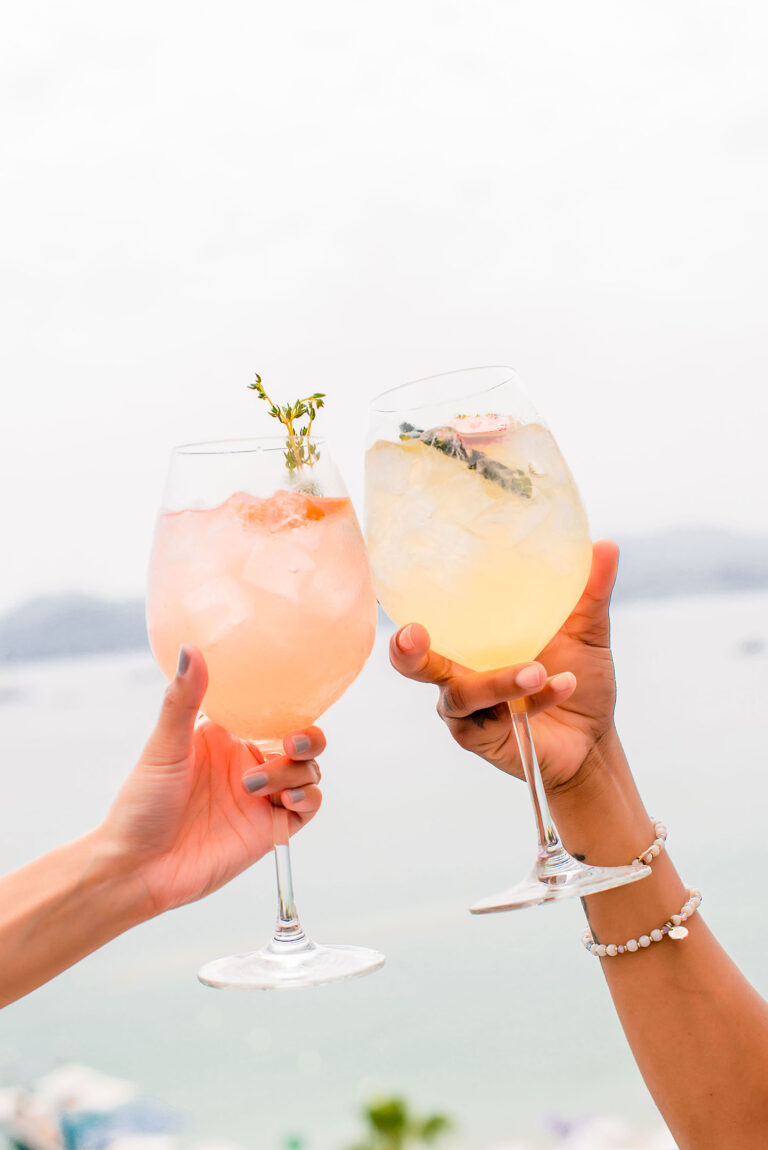 Photographie événementielle entreprise Cannes : détail de mains tenant un cocktail pendant une soirée networking.