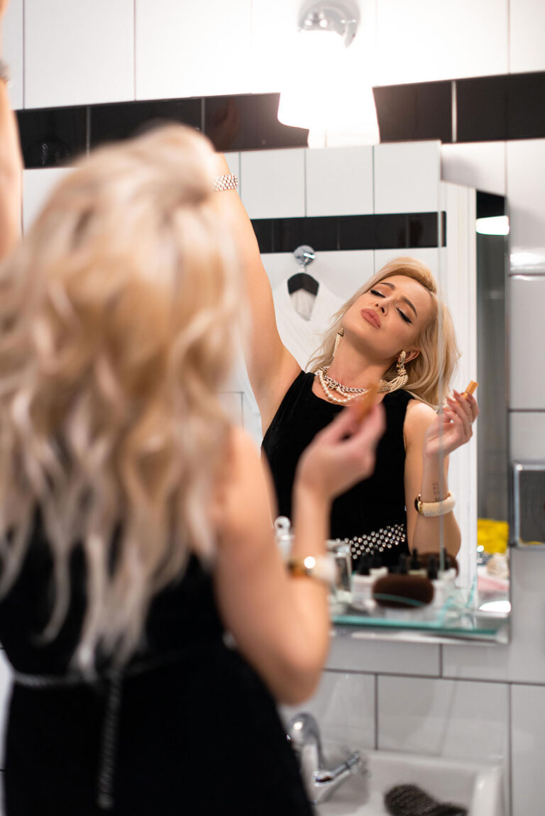 Photo miroir – Une amie immortalise son maquillage avant la soirée festive.