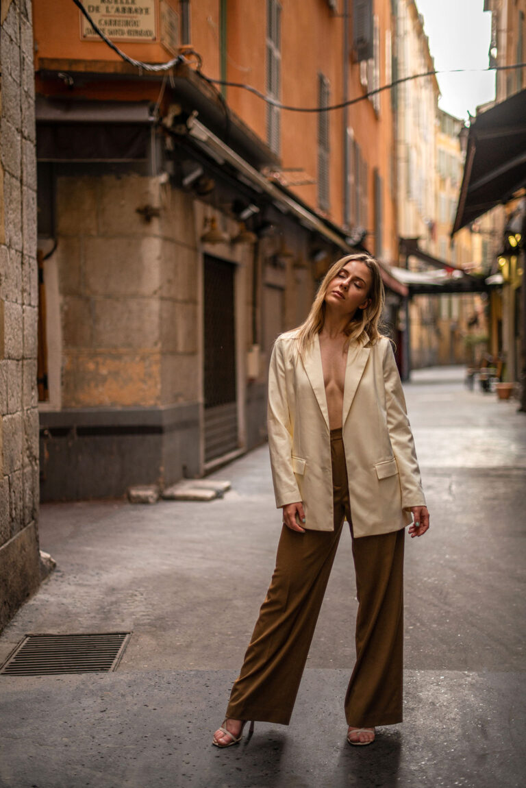 Portrait citadin à Nice : élégance discrète en costume beige dans une ruelle typique