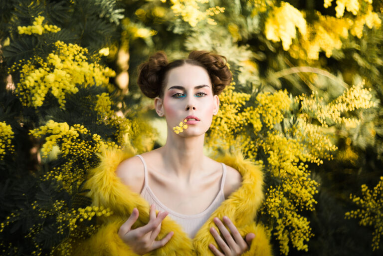 Portrait mode Côte d’Azur : contraste entre fleurs de mimosa et esthétique audacieuse à Mandelieu