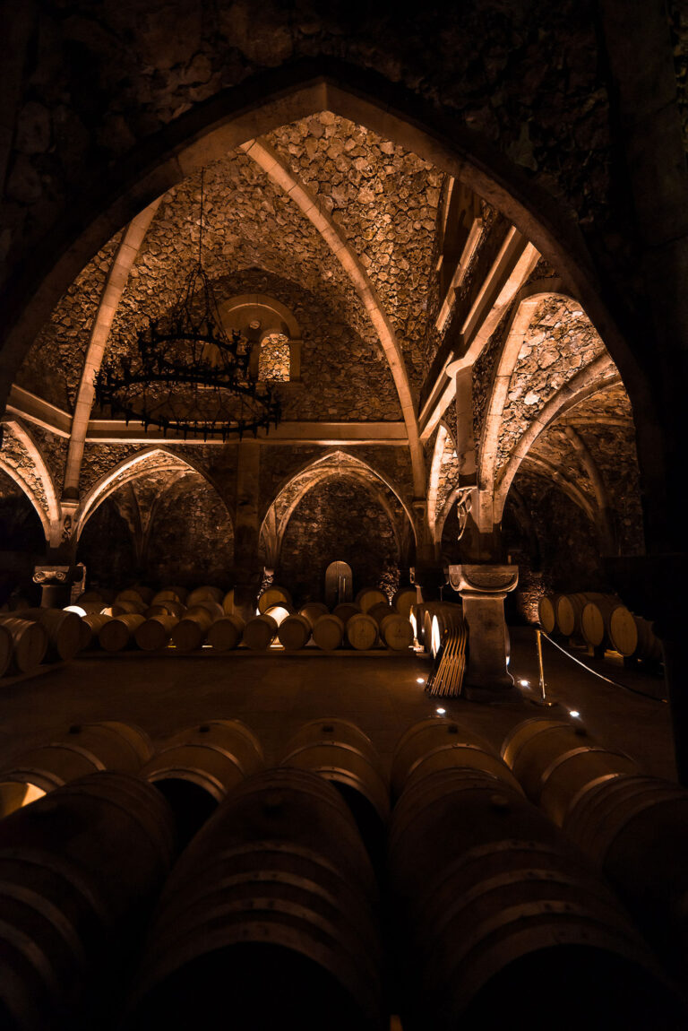 Ambiance médiévale dans une cave voûtée