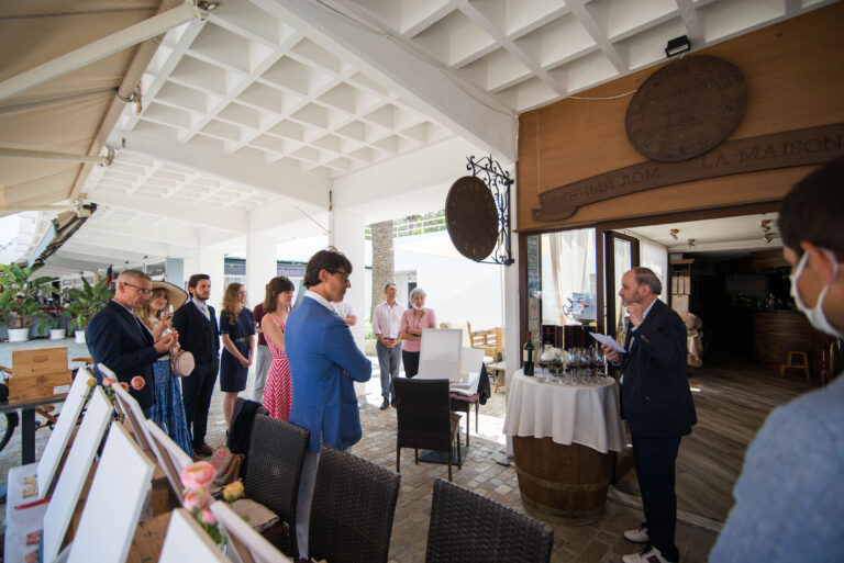 Explication du sommelier, les invités écoutent attentivement.