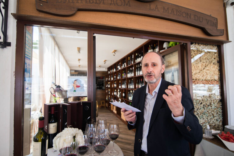 Un sommelier passionné partage son expertise avec les participants.