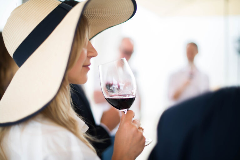 Découverte des arômes : un employé hume son verre de vin.
