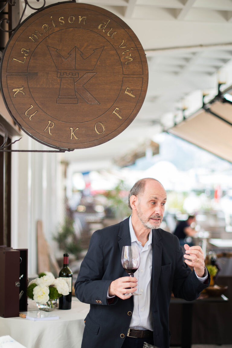 Le sommelier explique les techniques de dégustation aux participants.