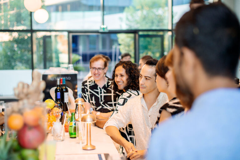 Photographe corporate soirée Côte d’Azur : des professionnels échangent autour d’un cocktail lors d’un événement d’affaires.