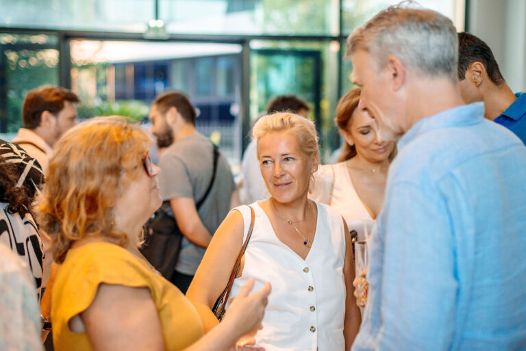 Professionnels en pleine discussion lors d’un meetup de networking.