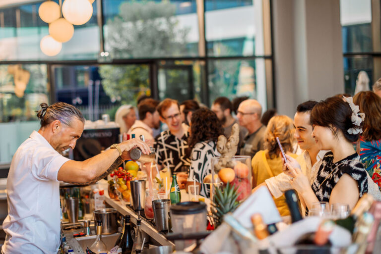 Photographe reportage événementiel entreprise Nice: Service au bar pendant un événement de networking exclusif.