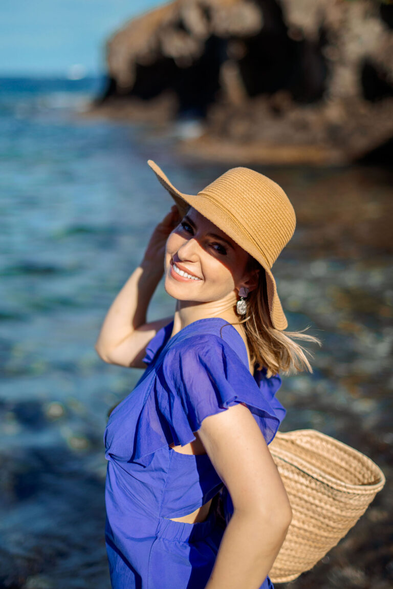 Image lifestyle en robe bleue vif sur fond de mer Méditerranée, Cap d’Ail.