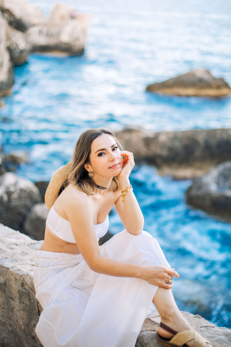 Portrait lumineux en jupe blanche, ambiance méditerranéenne à Beaulieu-sur-Mer.