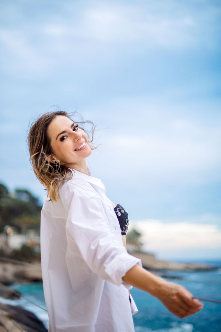 Joie de vivre sur la Côte d’Azur : une femme face à la Méditerranée.