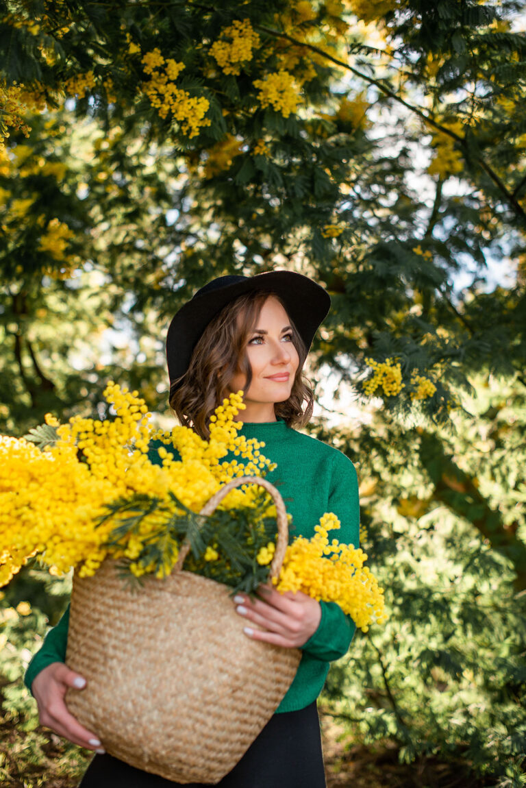Portrait de femme au milieu des mimosas en fleurs à Tanneron – photographe portrait artistique Côte d’Azur